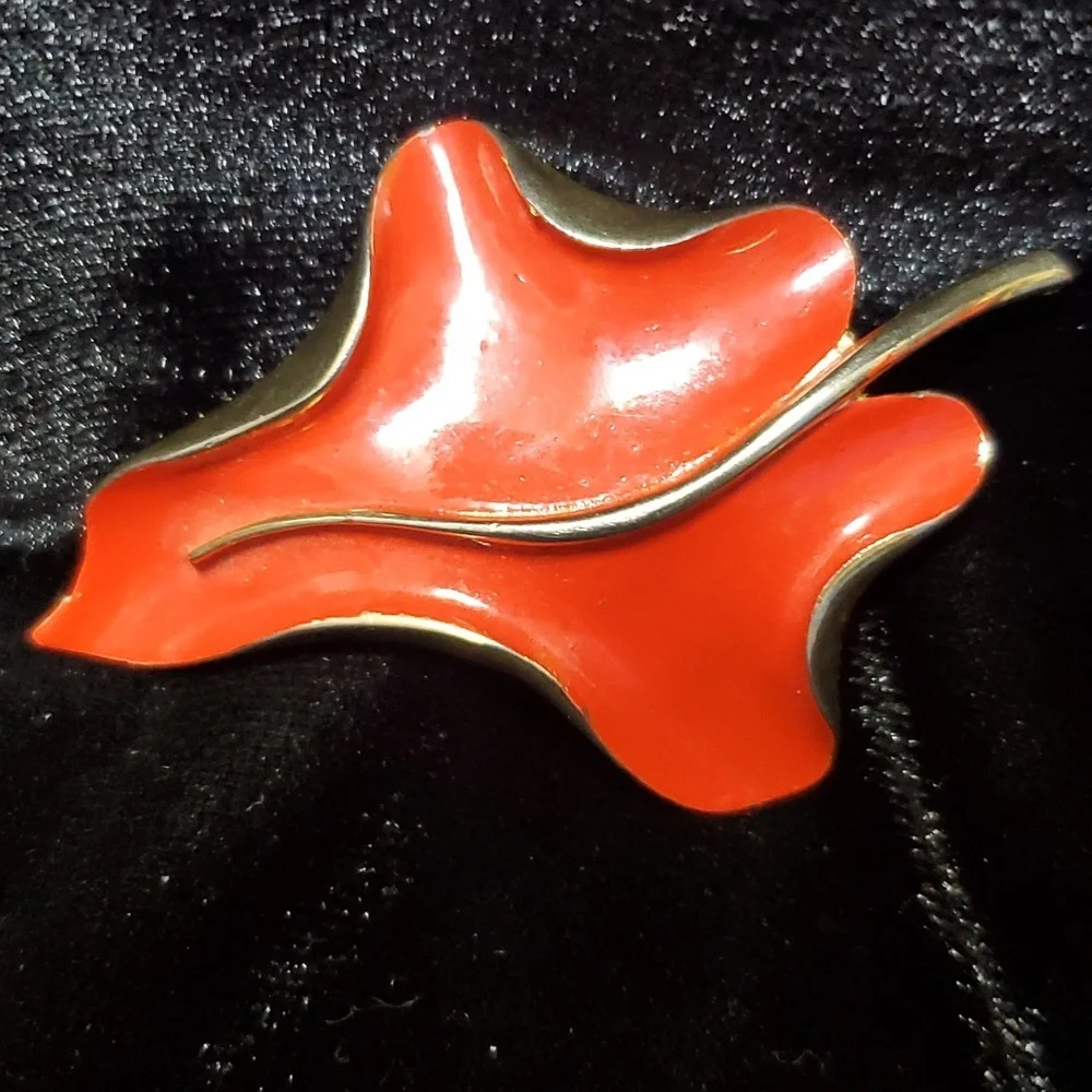 Retro red and gold Enamel leaf brooch. - Picture 3 of 5